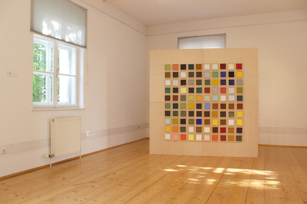 100 bunte Bilder je 10x10 cm auf einem Holzquader 2x2 m montiert