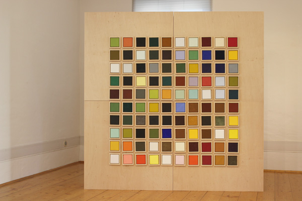 100 bunte Bilder je 10x10 cm auf einem Holzquader 2x2 m montiert