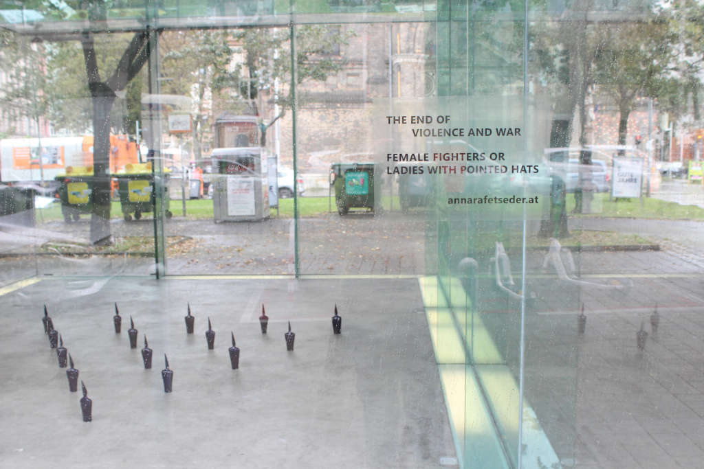 Fotografie Installation Kriegerinnen Kubus Export