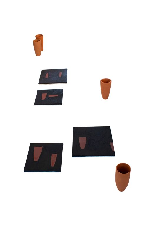 Bodeninstallation aus 4 Bildern und 4 Tongefäßen