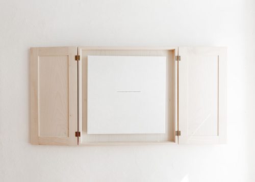 Schrein aus Ahornholz mit Bild schwarzer Linie auf weißem Hintergrund