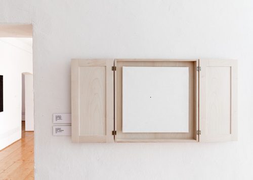 Schrein aus Ahornholz mit Bild schwarzer Punkt auf weißem Hintergrund