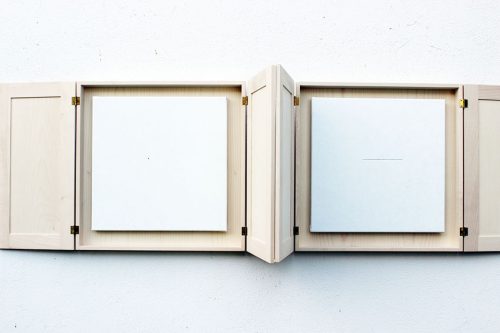 Schrein aus Ahornholz mit Bild schwarzer Punkt auf weißem Hintergrund