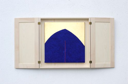 Schrein aus Ahornholz mit Bild Vulva in roter und blauer Farbe, Hintergrund Blattgold